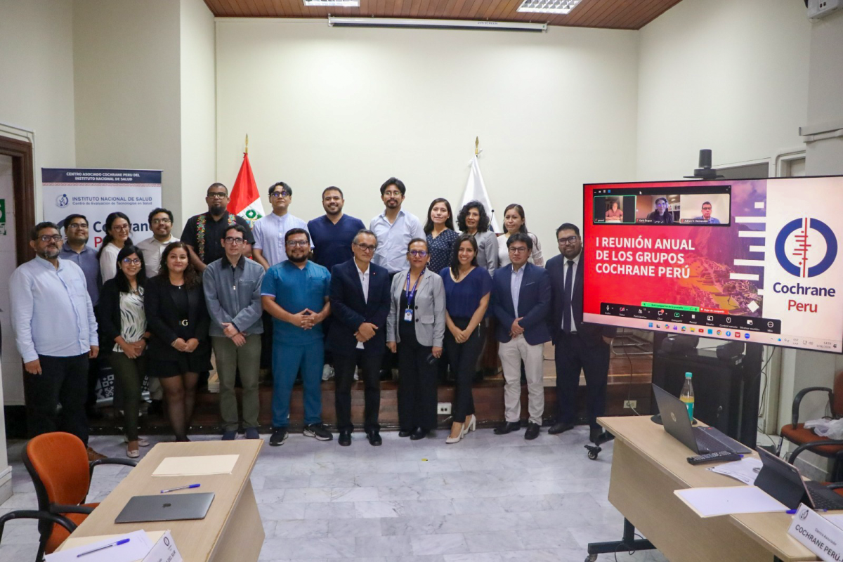 foto grupal i reunión cochrane peru
